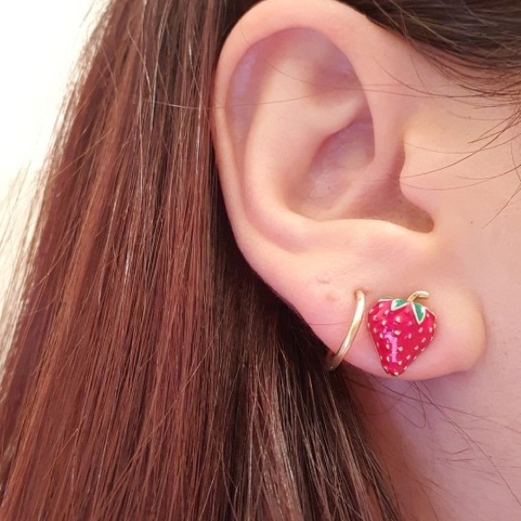 Enamel strawberry stud earrings gold BEAUTIFUL NEW - Picture 2 of 10